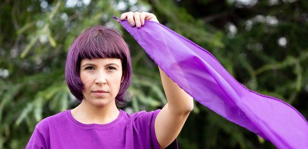 POURQUOI LE VIOLET VA SI BIEN AU FEMINISME