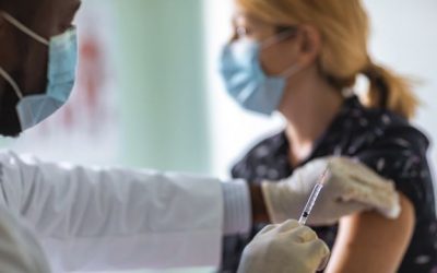 COVID-19 CONVAINCRE HOMMES ET FEMMES DU RÔLE MAJEUR DES VACCINS