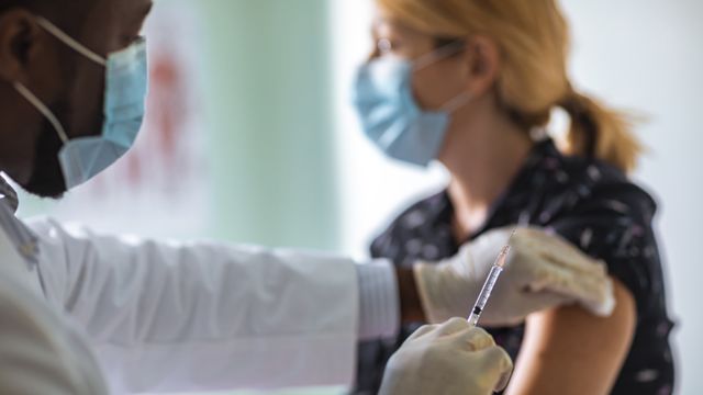 COVID-19 CONVAINCRE HOMMES ET FEMMES DU RÔLE MAJEUR DES VACCINS