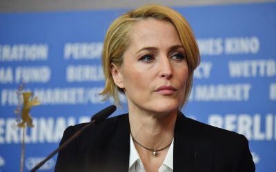 PASSÉE SOUS X-FILES GILLIAN ANDERSON DÉFIE LE TEMPS AVEC MAESTRIA