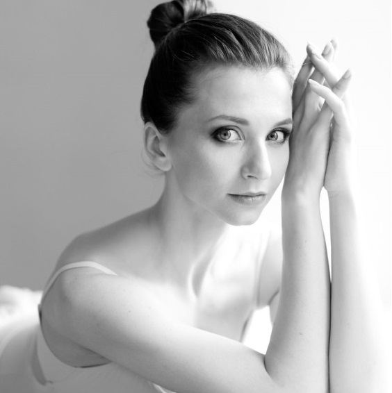 PETIT RETOUR EN ARRIÈRE SUR LA POINTE DES PIEDS AVEC ANNA TIKHOMIROVA