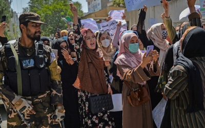 LES TALIBANS NOMMENT UN GOUVERNEMENT GUIDÉ PAR LA CHARIA