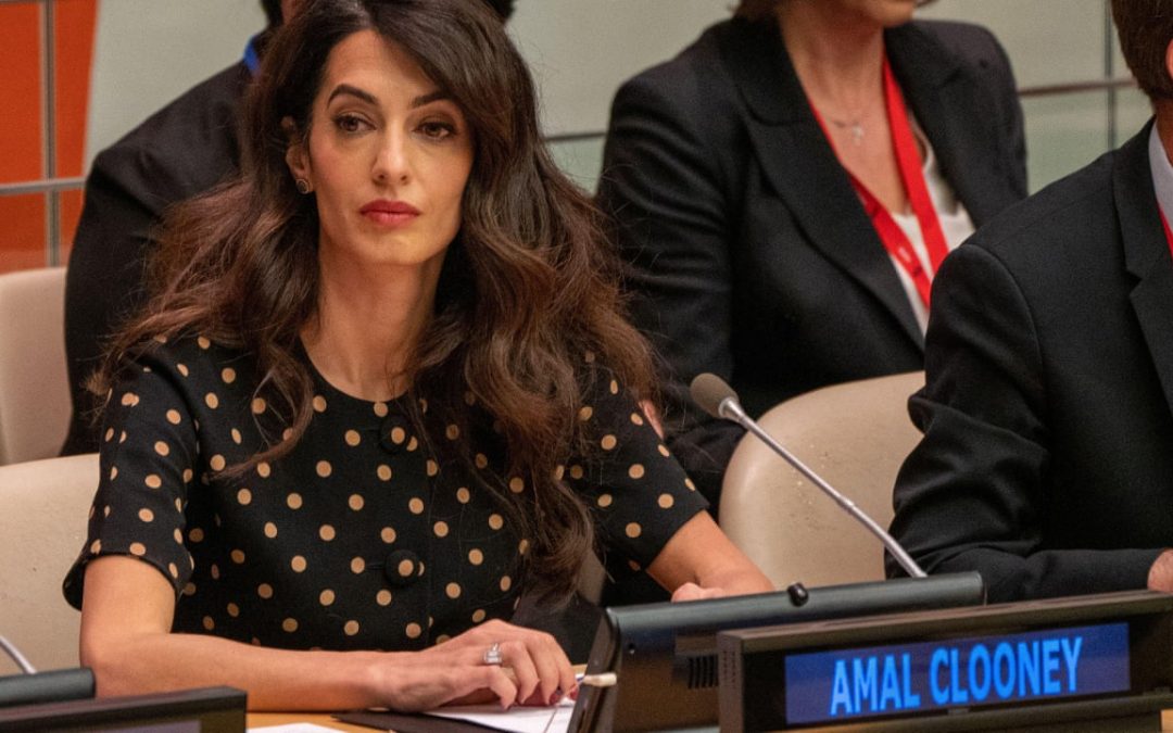 FACE AUX ATROCITÉS DE LA GUERRE EN UKRAINE AMAL CLOONEY FAIT ENTENDRE SA VOIX