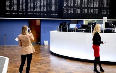 DES CORDONS DE LA BOURSE TENUS PAR DES FEMMES QUI INVESTISSENT EN ACTIONS