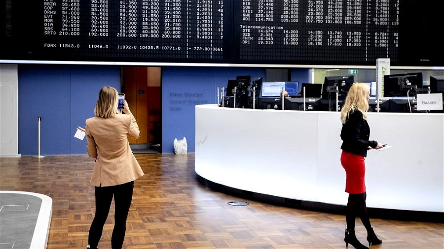 DES CORDONS DE LA BOURSE TENUS PAR DES FEMMES QUI INVESTISSENT EN ACTIONS