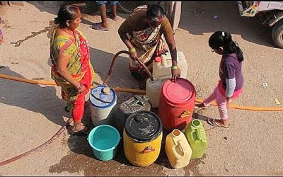 EN INDE DES FEMMES SE MOBILISENT POUR AVOIR ACCÈS À L’EAU COURANTE