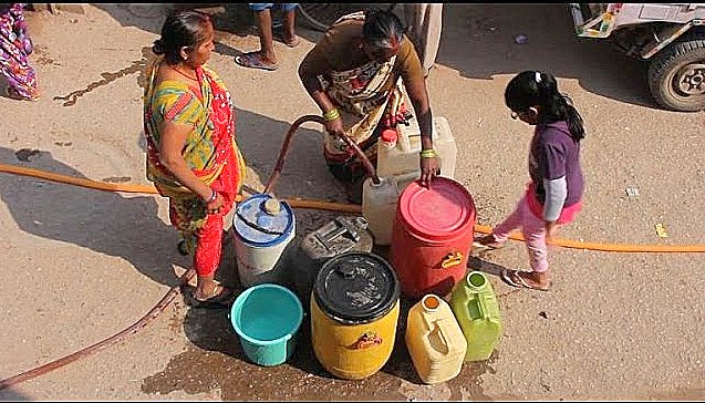 EN INDE DES FEMMES SE MOBILISENT POUR AVOIR ACCÈS À L’EAU COURANTE