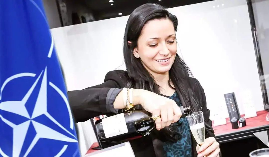 UNE VÉRITABLE ESPIONNE  PEUT EN CACHER  D&rsquo;AUTRES