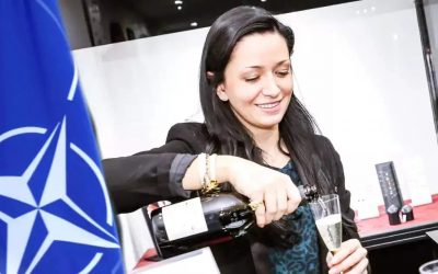UNE VÉRITABLE ESPIONNE  PEUT EN CACHER  D&rsquo;AUTRES