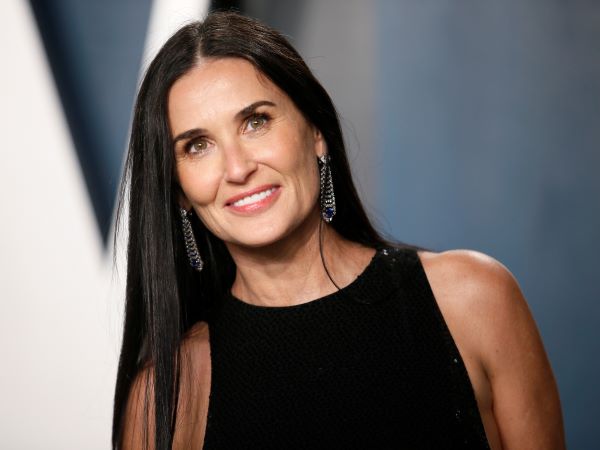 DEMI MOORE NE FAIT JAMAIS  LES CHOSES À MOITIÉ