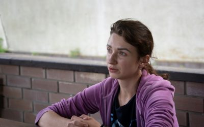 FACE AUX HORREURS DE LA GUERRE EN UKRAINE LES LARMES DE FEMMES ENVAHISSENT UN OCÉAN DE DRAMES