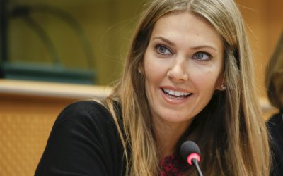 EVA KAILI PRISE LA MAIN DANS LE SAC