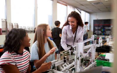 POURQUOI ENCOURAGER LES FILLES ET FEMMES À S’ENGAGER DANS LES STEM ?