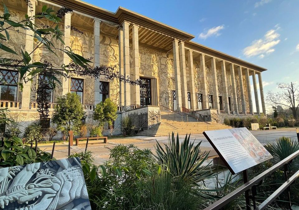 LE PALAIS DE LA PORTE DORÉE PORTE-VOIX DES IRANIENNES EN LUTTE POUR LEUR LIBERTÉ