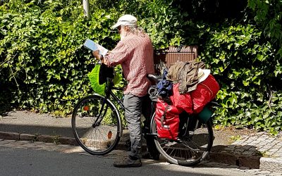 PEUT-ÊTRE CROISEREZ VOUS UN HOMME CURIEUX EN CHEMIN