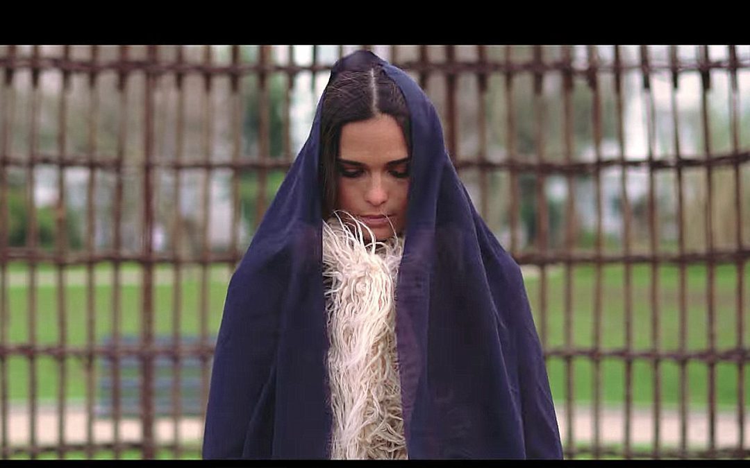  » NE TE PROMÈNE DONC PAS TOUTE NUE ! »