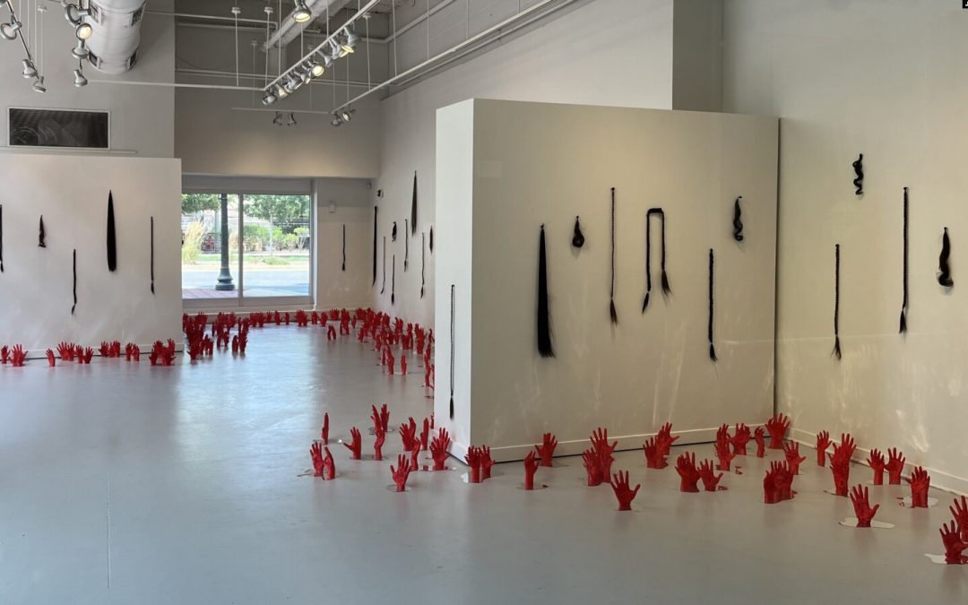 SUR FOND DE « FEMME, VIE, LIBERTÉ » UNE EXPOSITION CHOC SORT DE TERRE POUR SECOUER LES CONSCIENCES