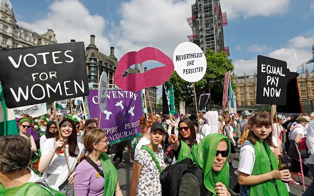 FEMMES BRITANNIQUES À L’HEURE DU BIG BEN DES ÉLECTIONS LÉGISLATIVES AU ROYAUME UNI