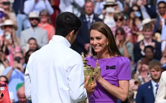 KATE MIDDLETON TOUJOURS AUSSI RADIEUSE PORTE EN ELLE UN VRAI MESSAGE ENCOURAGEANT